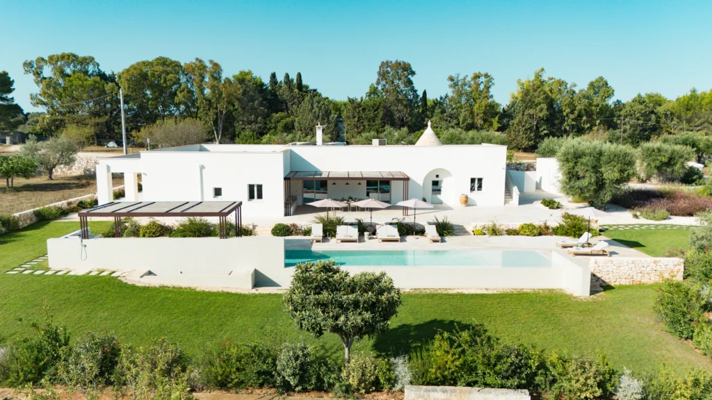 Villa Elisabetta: restored trullo with 15-metre infinity pool overlooking the Valle d'Itria countryside, Puglia