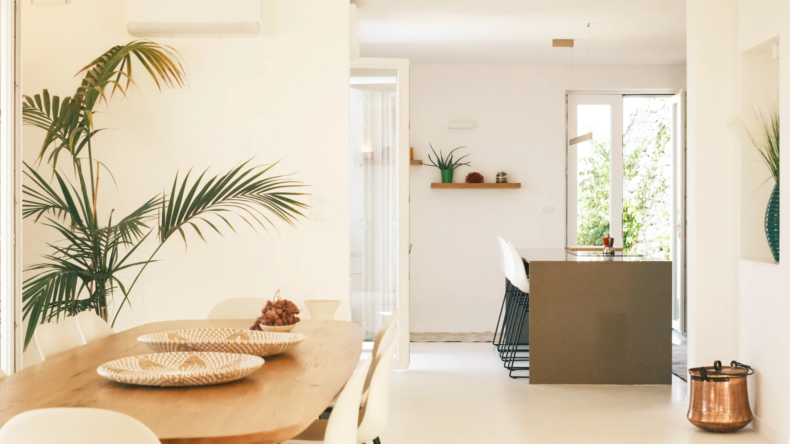 Contemporary kitchen and breakfast bar at Villa Leucade with open layout and elegant Mediterranean atmosphere.